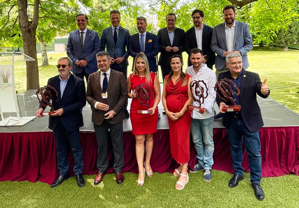 Grupo Ricardo Fuentes, Francisco José González, el  restaurante Deskaro, el periodista Carlos del Amor y Hostelería de España, premiados por HoyTú