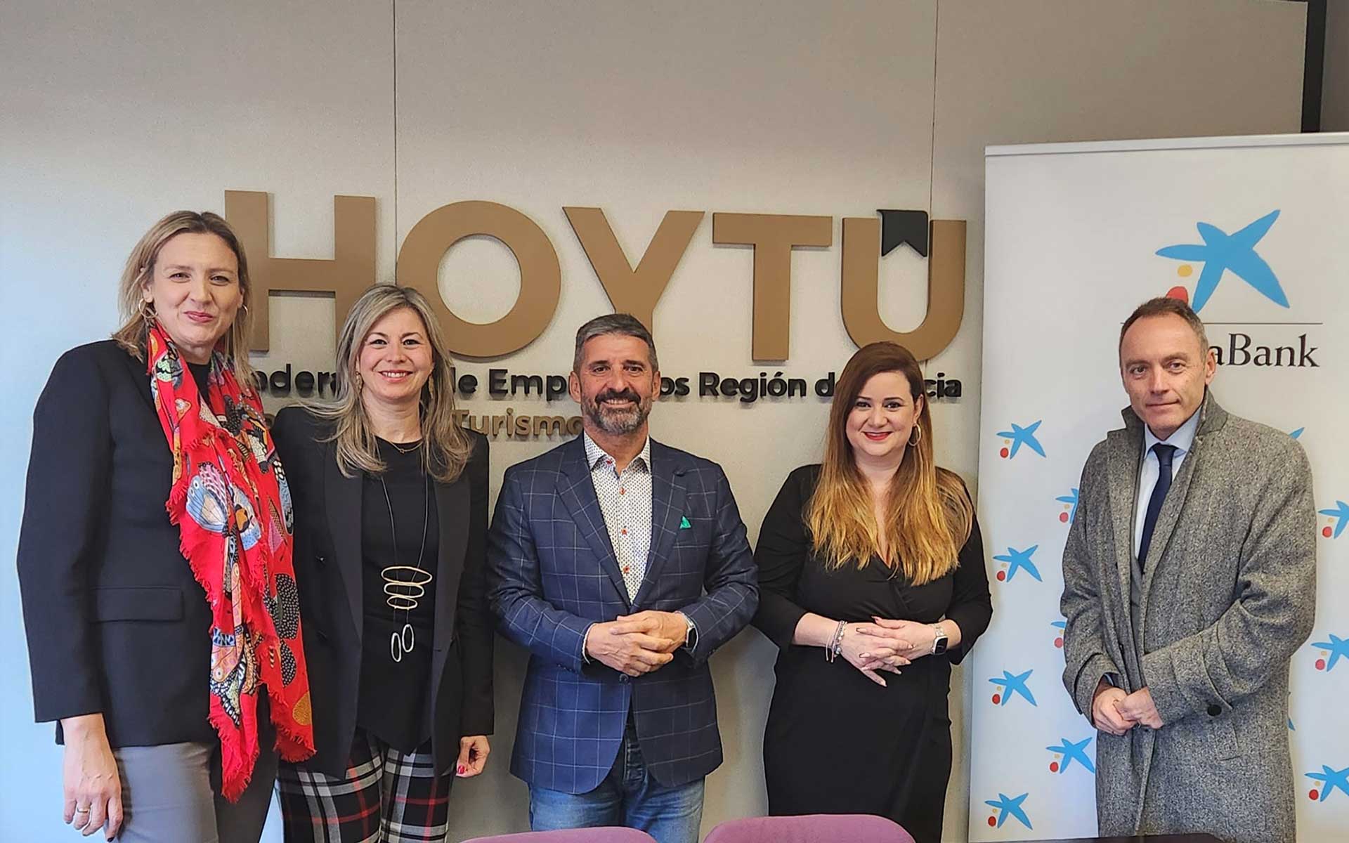 CaixaBank y HoyTú colaboran para impulsar diversas actividades entre sus miembros