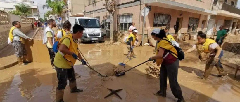 Partida solidaria de limpieza ante los efectos del temporal DANA en Los Alcázares